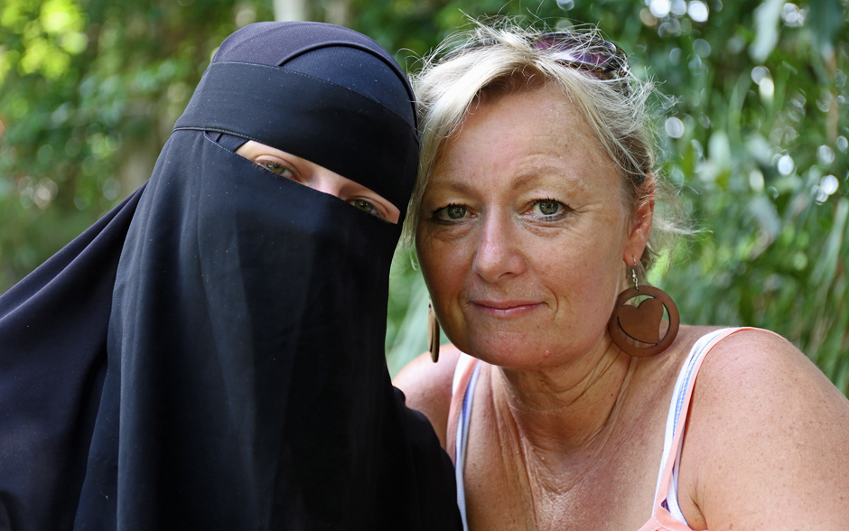 Muslim woman Amber Rashidi and her Christian mother Vikki Crook
