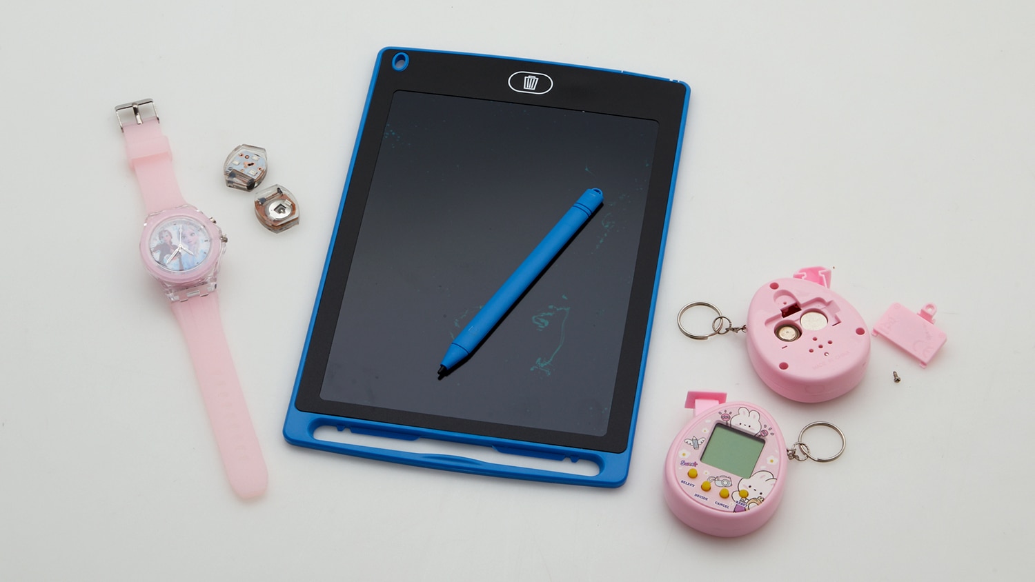 Um bloco de notas eletrônico, um relógio e um jogo eletrônico.