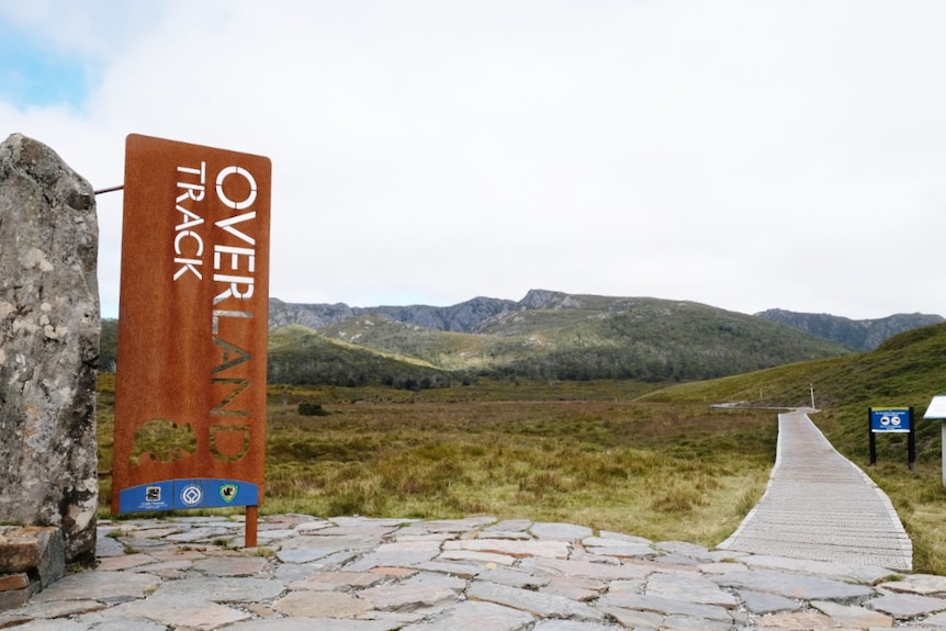 A sign signifying the start of the Overland Track bushwalk