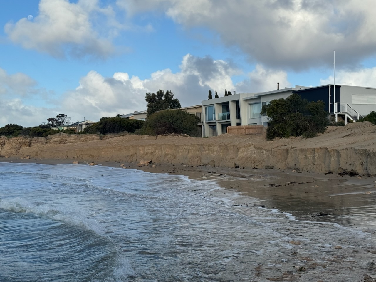 Tourist town considers artificial reef to stop erosion of popular beaches
