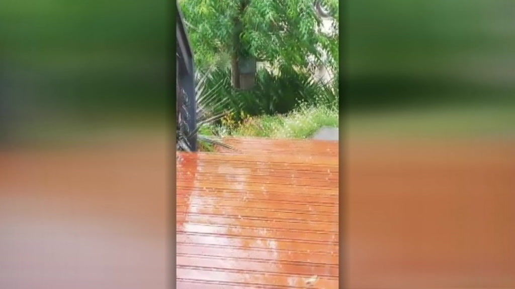 Hail in Adelaide amid bushfire emergency - ABC News
