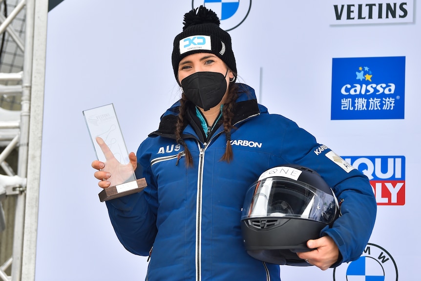 L'athlète de monobob Bree Walker pose après avoir remporté l'argent lors de la dernière épreuve des World Series à Winterberg, en Allemagne  