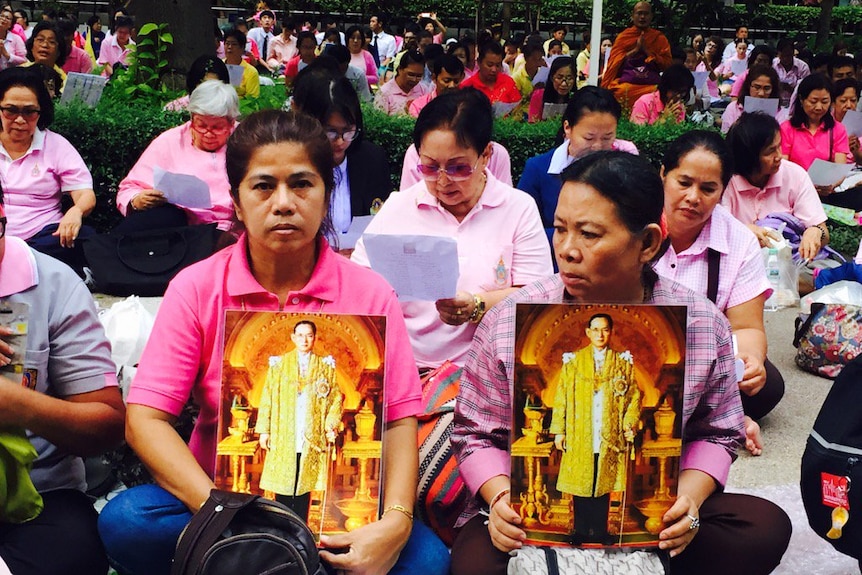 Crowds outside Siriraj hospital