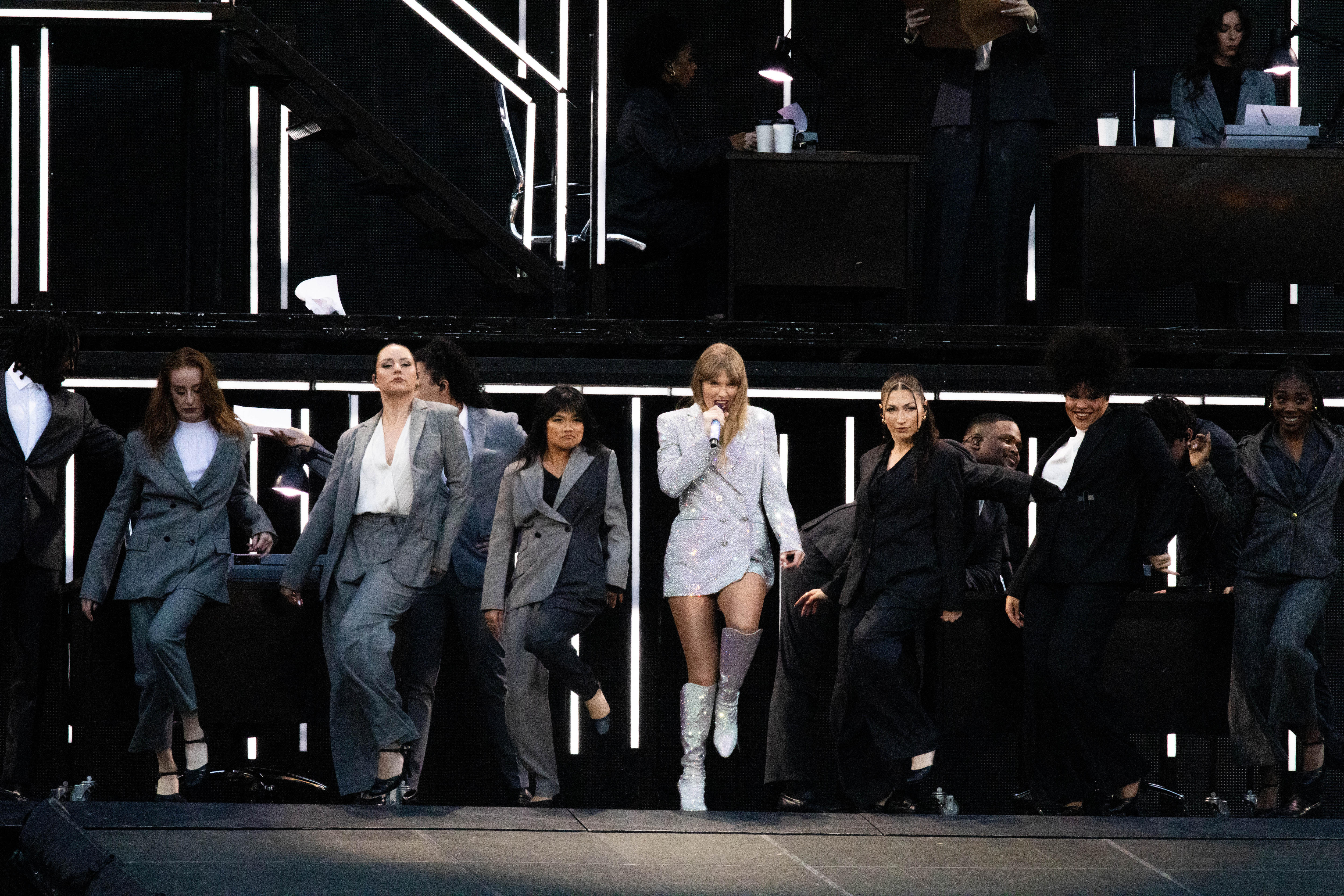 Taylor Swift and dancers