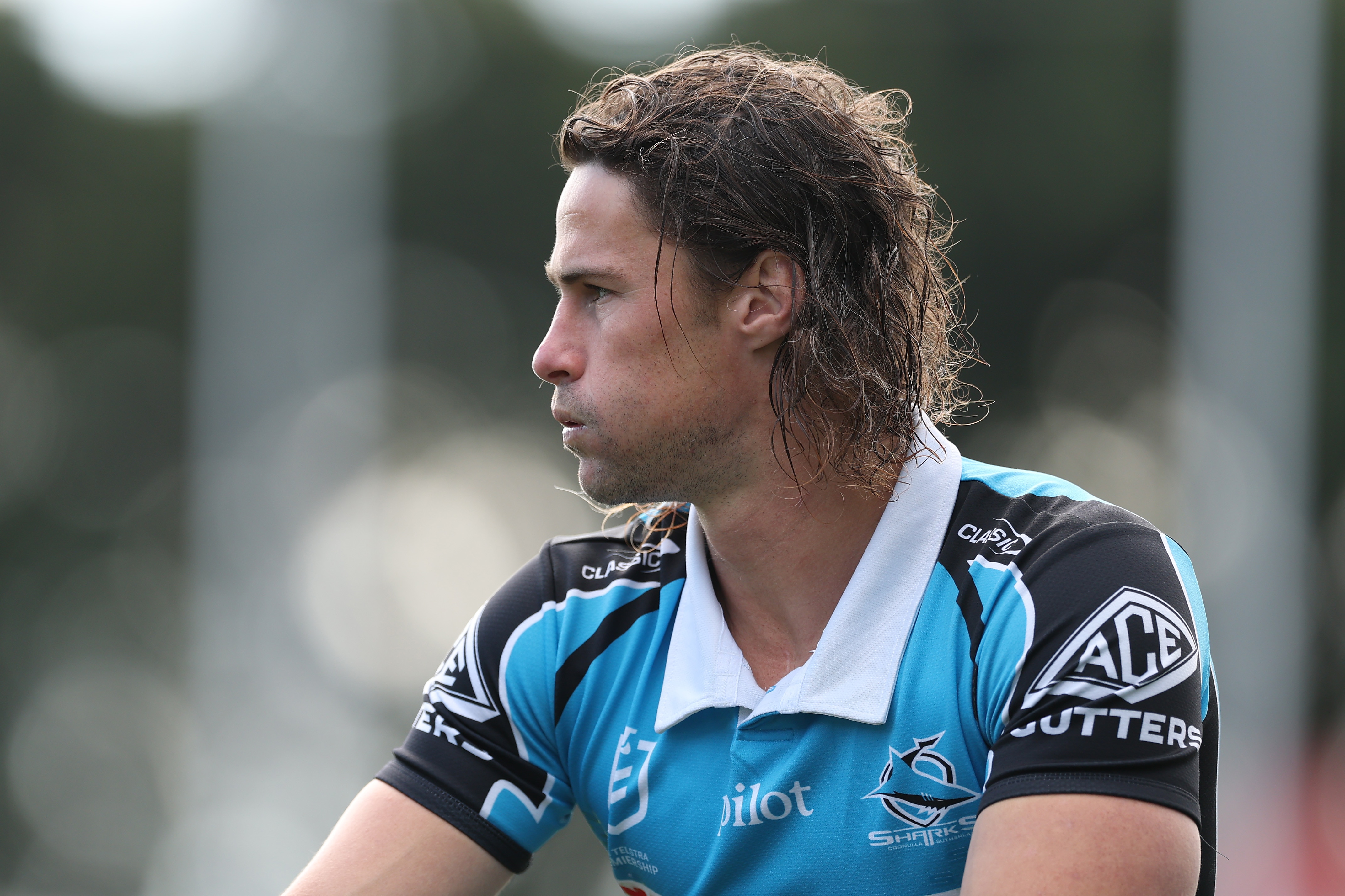 Live: Sharks bounce back from early sin bin as Hynes sets new club record