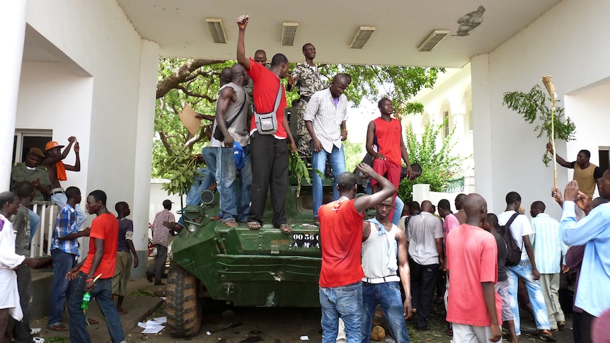 Protesters occupy Mali palace