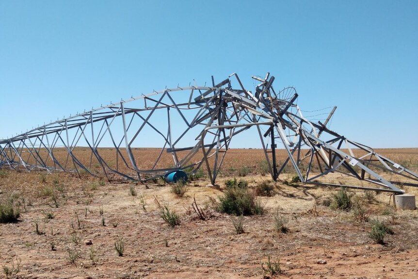 Metal retorcido de una torre de transmisión de energía rota