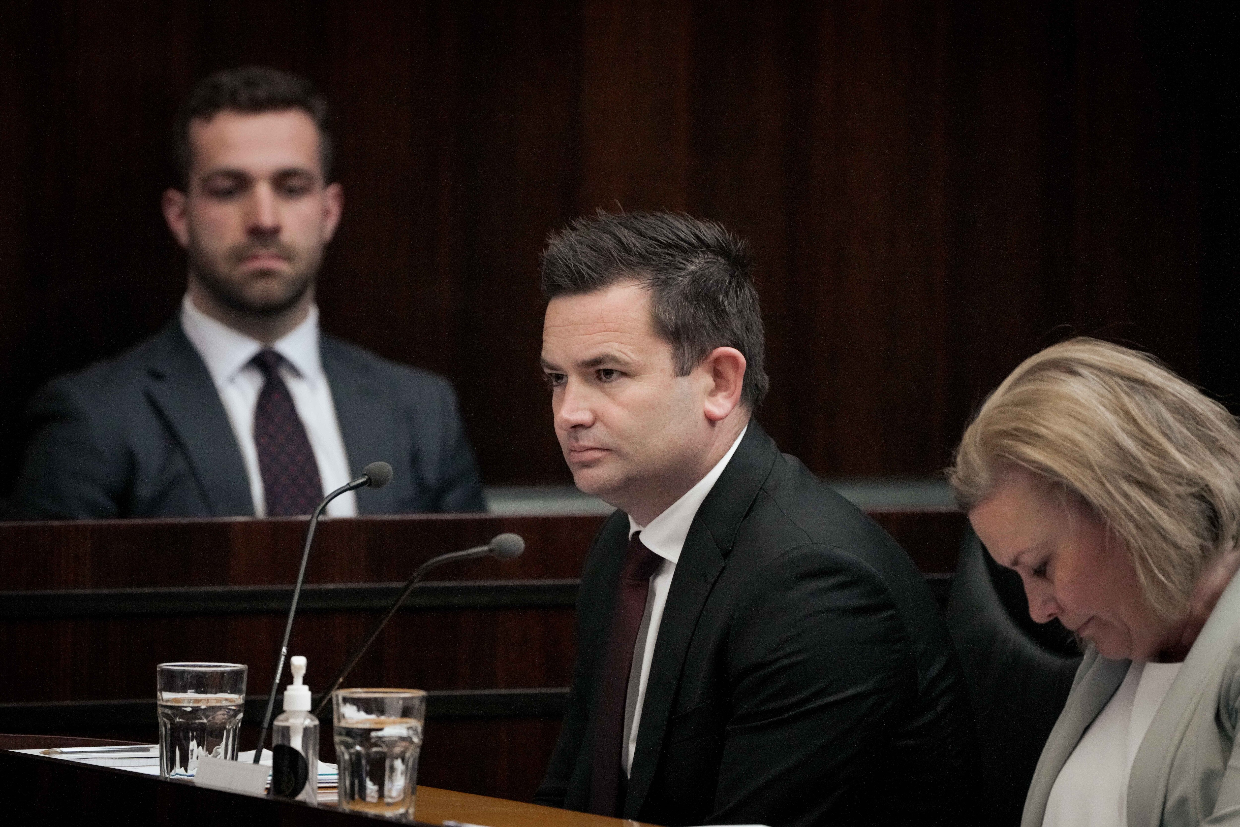 Um político sentado no parlamento