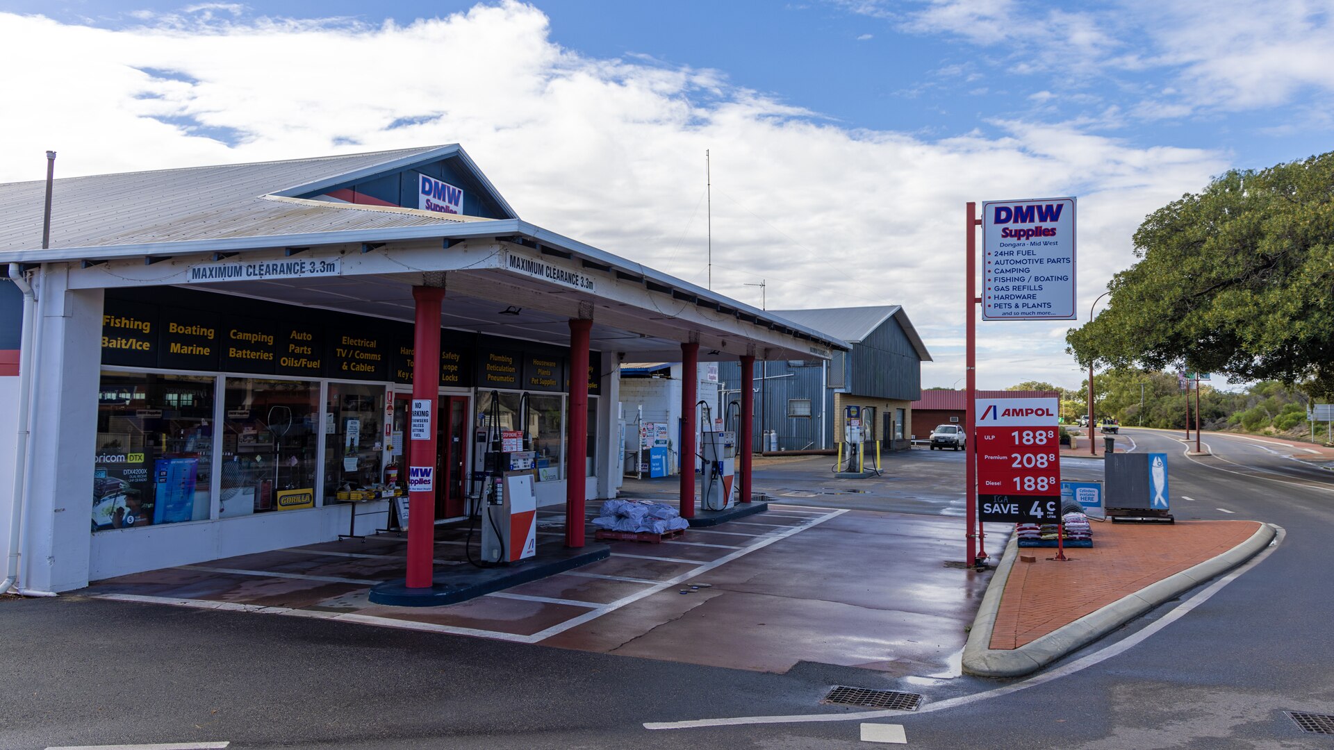 Un hombre fuera de un almacén general y una bomba de combustible en el país Australia