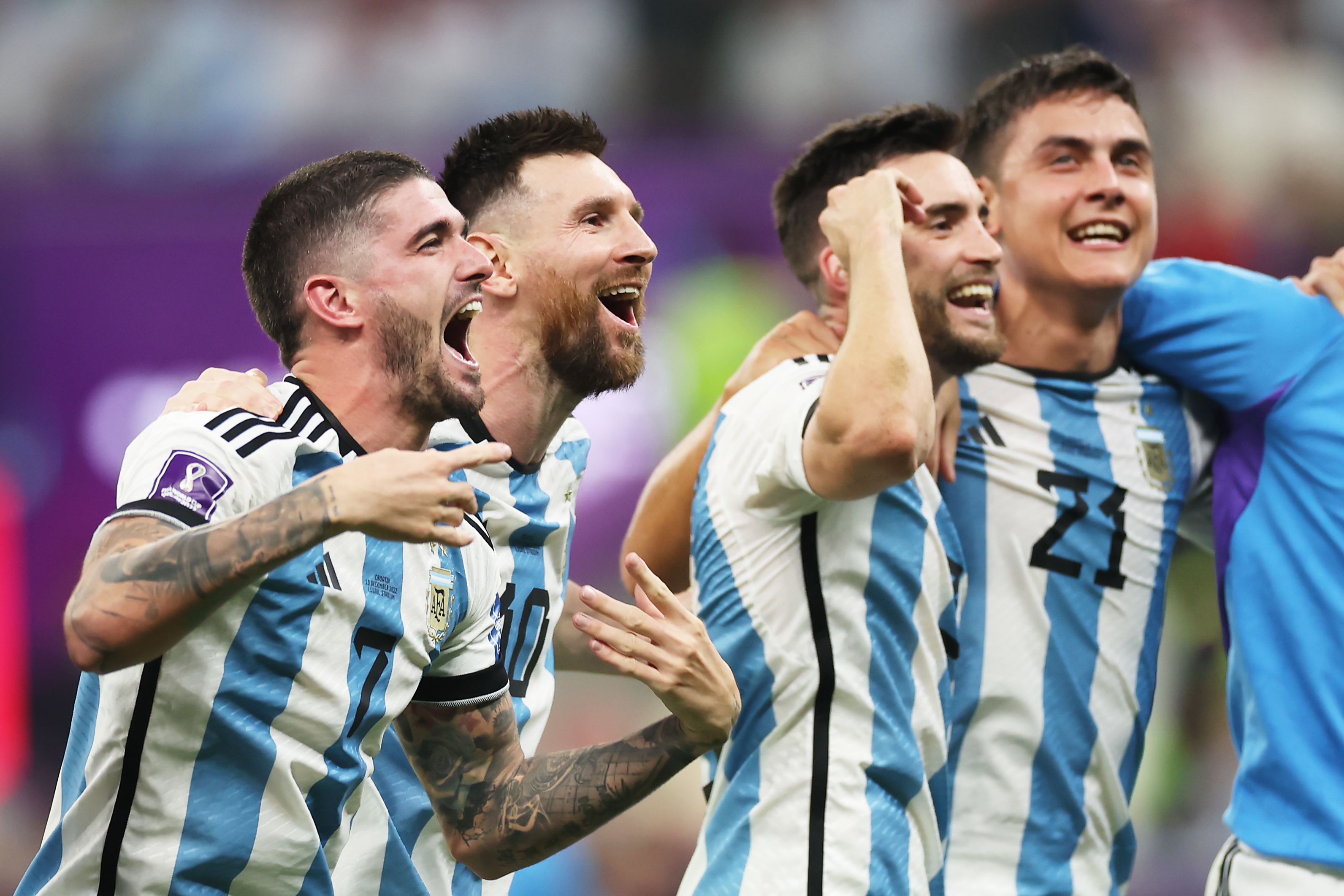 莱昂内尔·梅西和阿根廷球员庆祝他们的胜利FIFA 世界杯半决赛战胜克罗地亚。” class=