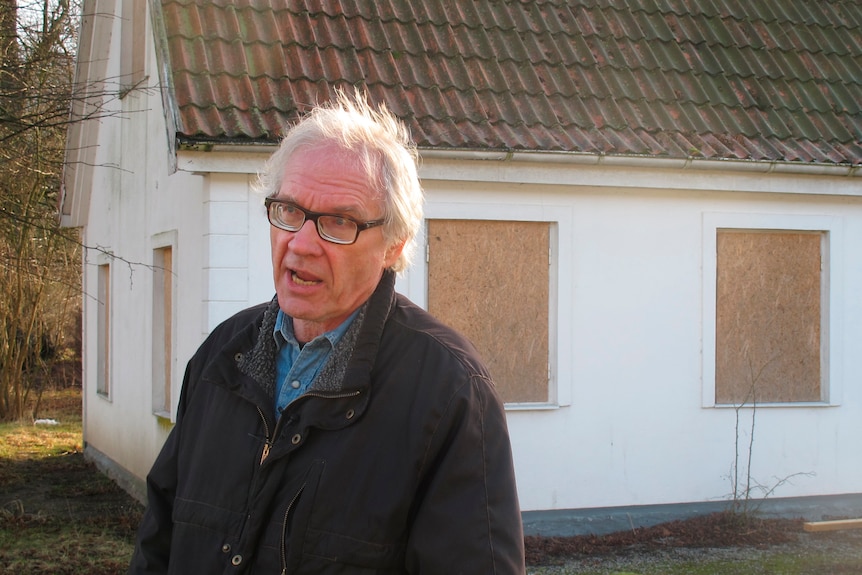 Lars Vilks stă în fața unei case din Suedia în 2015. 