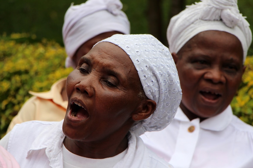 African women dancing