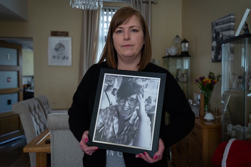  Nichola holds a photo of Lyra.