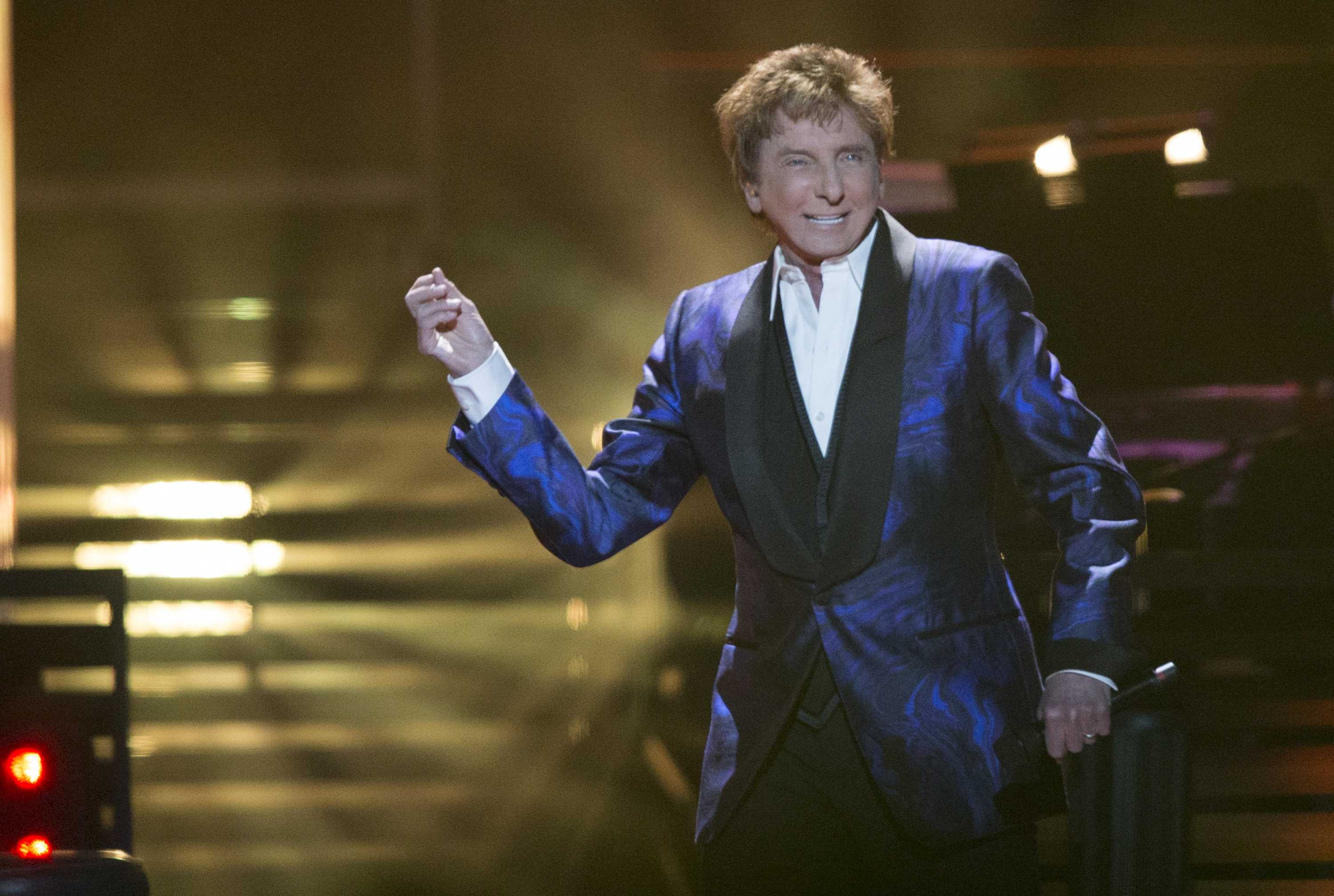 Barry Manilow I Feared I Would Disappoint Fans By Coming Out As Gay Abc News
