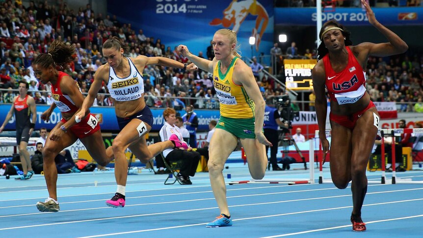 American Nia Ali (R) beats Australia's Sally Pearson in the World Indoor 60m hurdles final.