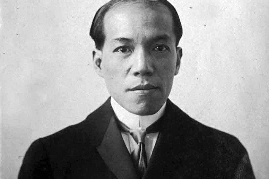 A black and white photo of Liang Qichao
