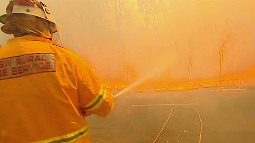 NSW Rural firefighters battle bushfire near Castlereagh