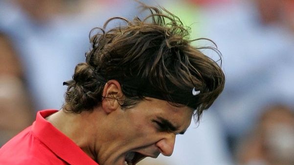 Roger Federer celebrates winning the second set against Andy Murray in the US Open final