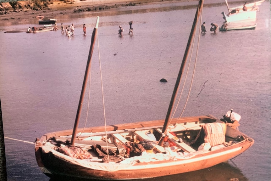 Un petit bateau flottant dans l'eau