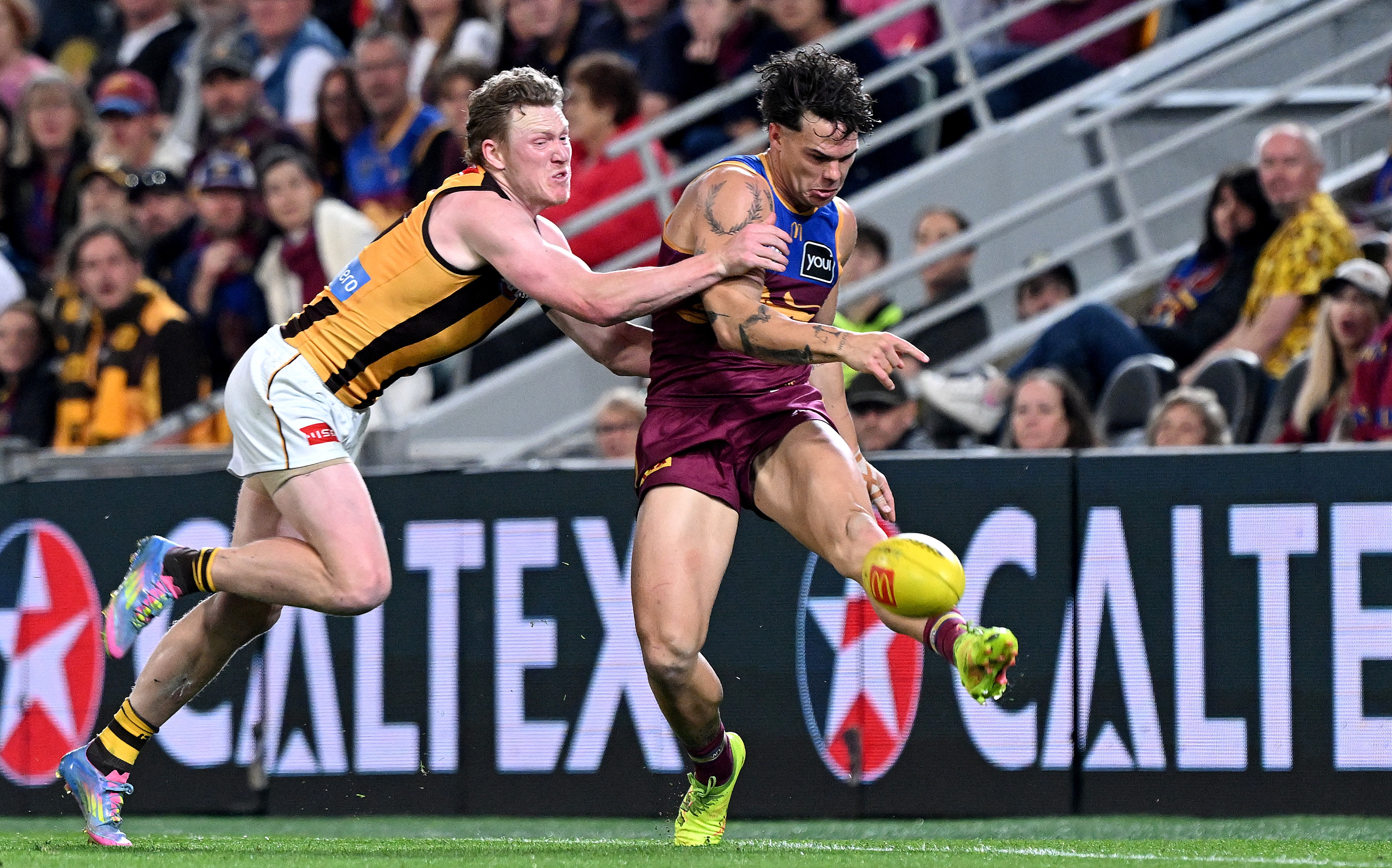Live: Lions and Hawks in blockbuster, Cats name player in concussion drama