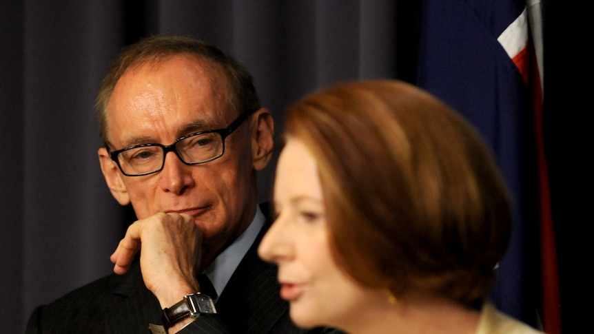 Bob Carr looks at Julia Gillard (AAP: Alan Porritt)