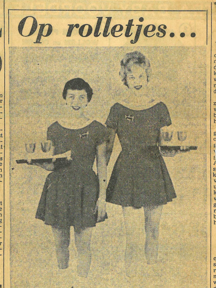 Dutch newspaper clipping from Tuesday September 4, 1962, about the roller skating waitresses in Perth.