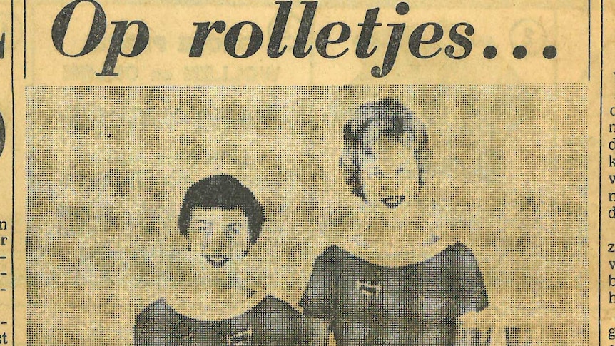 Dutch newspaper clipping from Tuesday September 4, 1962, about the roller skating waitresses in Perth.