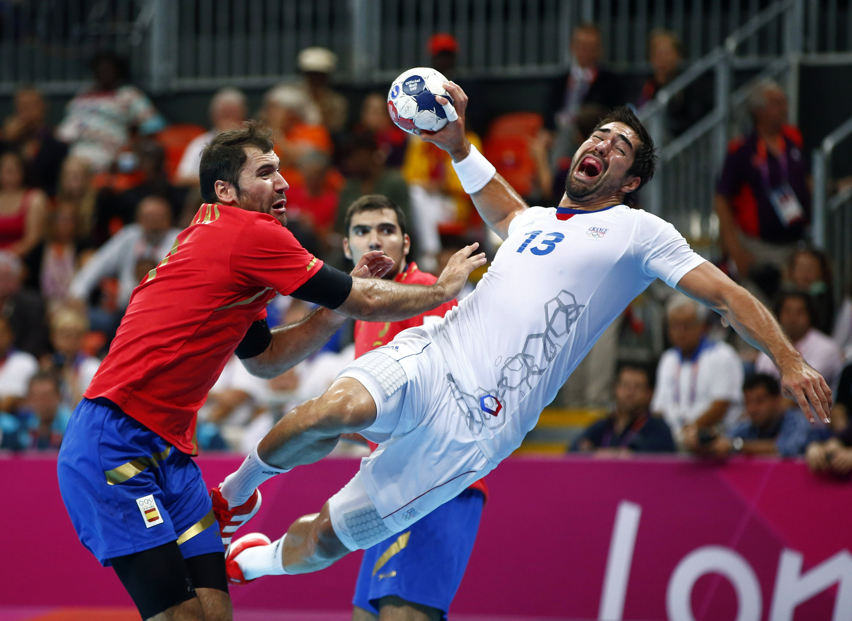 Things get rough in handball quarter final between Spain and France