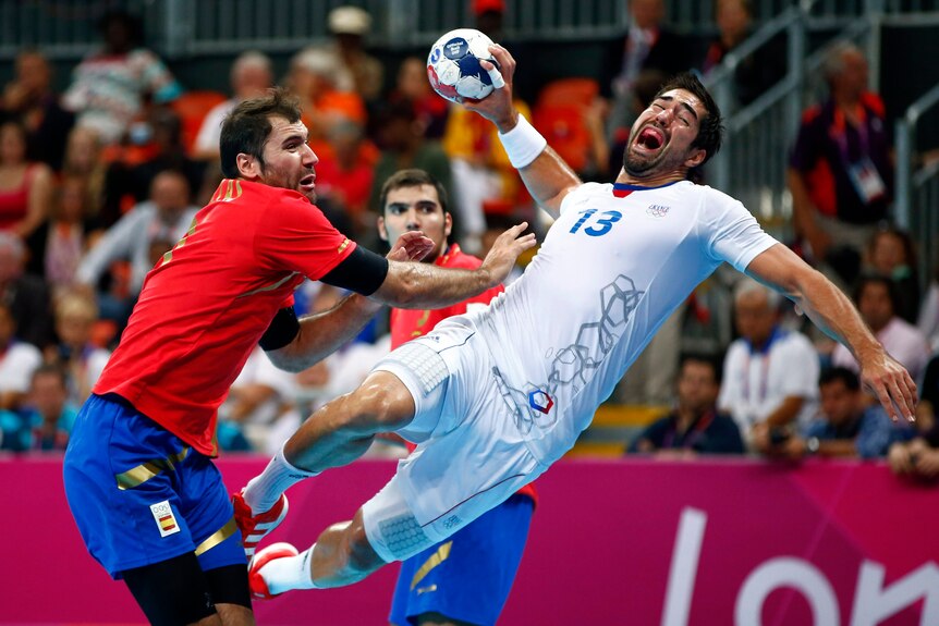 Things get rough in handball quarter final between Spain and France