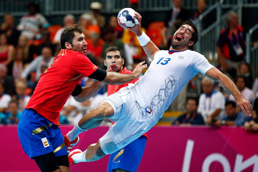 Things get rough in handball quarter final between Spain and France