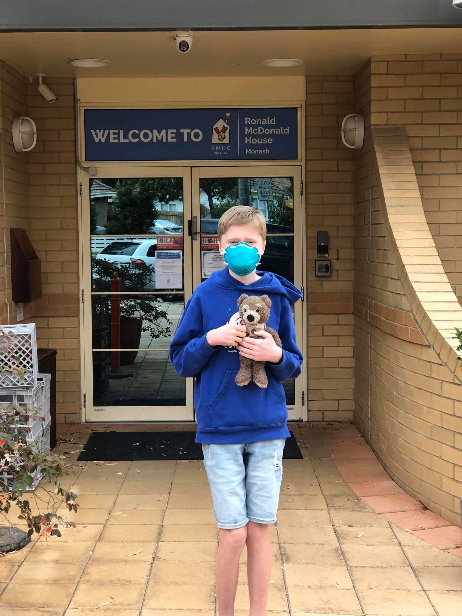 Ethan em frente à Casa Ronald McDonald