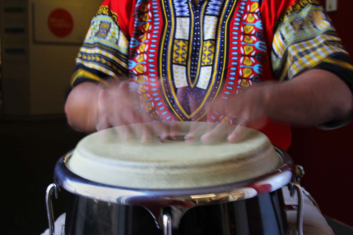 Permainan drum Afro-Kuba: Pemain perkusiPermainan drum Afro-Kuba: Pemain perkusi  