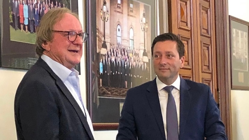 Matthew Guy and Kevin Sheedy in Parliament without masks  
