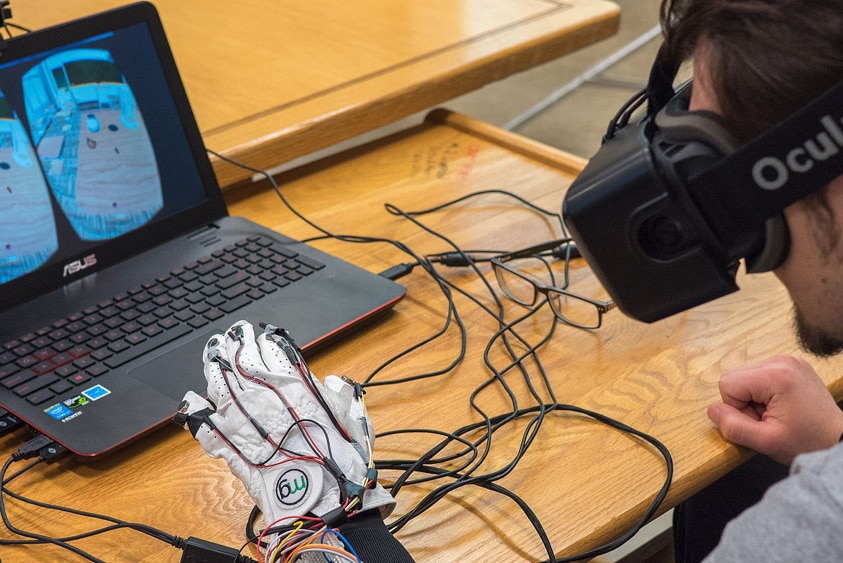 Student uses Oculus Rift at Penn State University