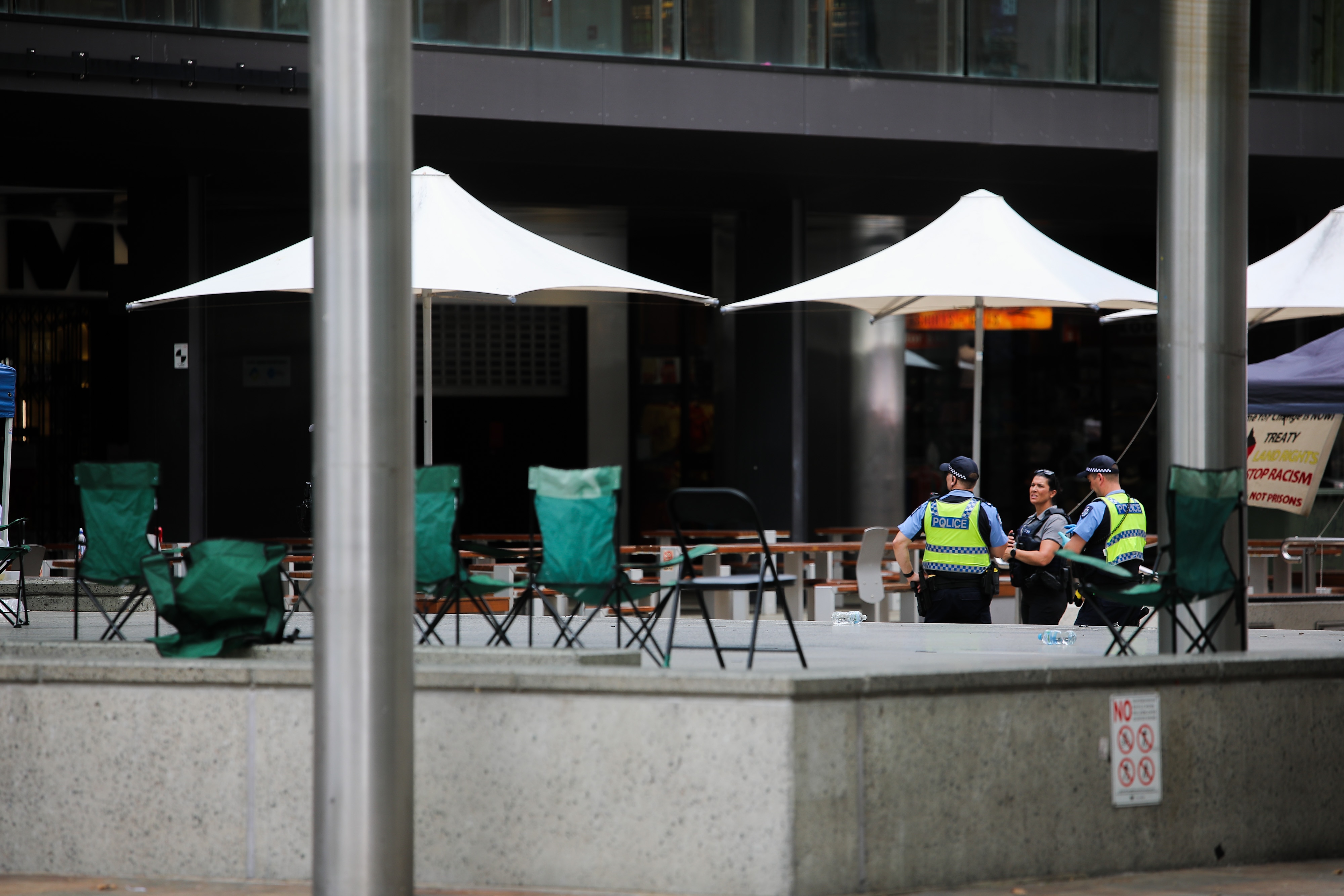 Algunos agentes de policía están en Forest Place en Perth.