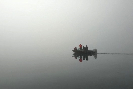 Barcă mică într-un mare lac întunecat