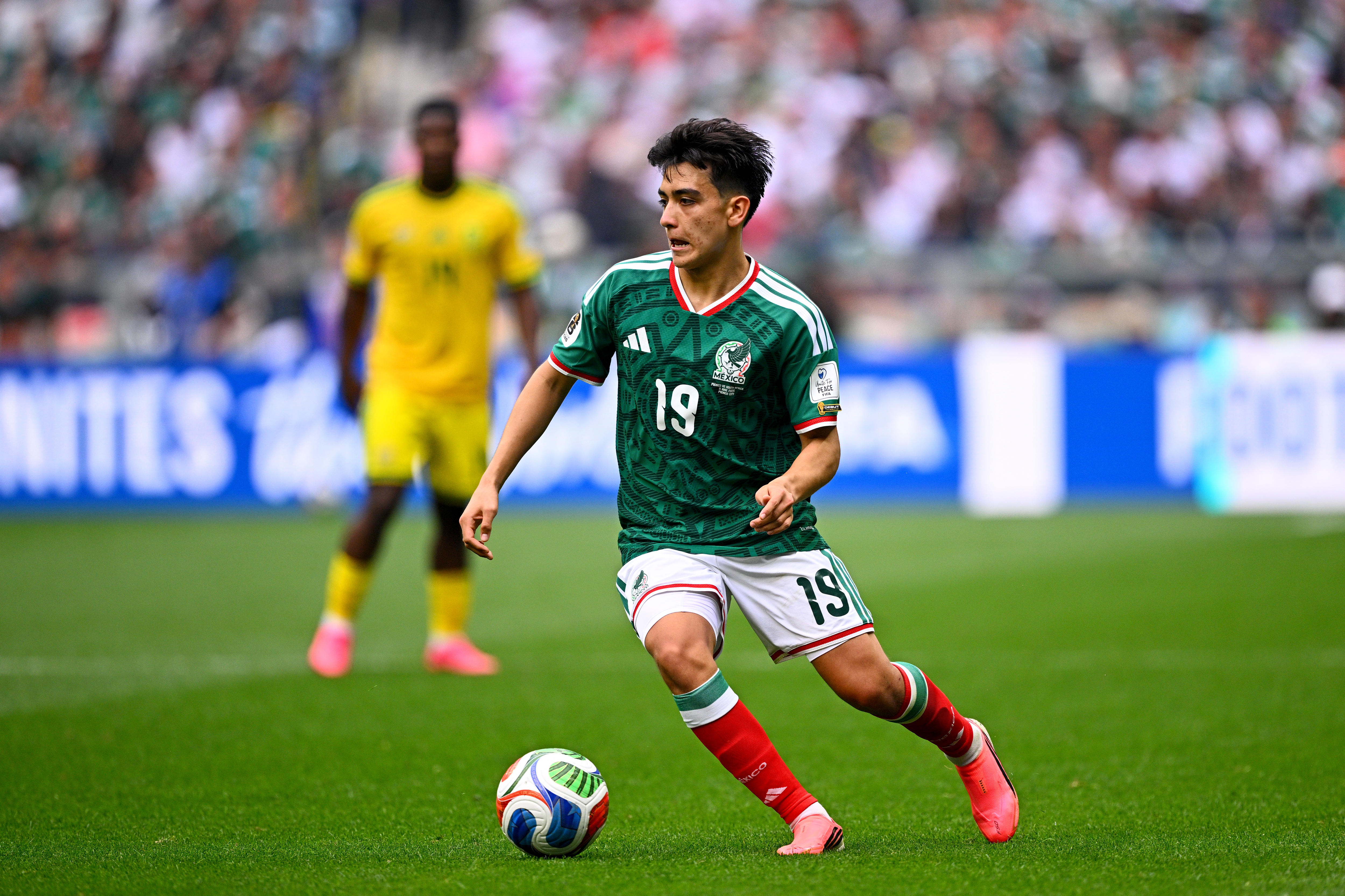 Gilberto Mora, do México, dribla com a bola contra a África do Sul