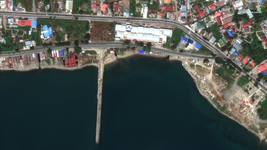 Sattelite photo showing an intact Jetty off the shores of Palu