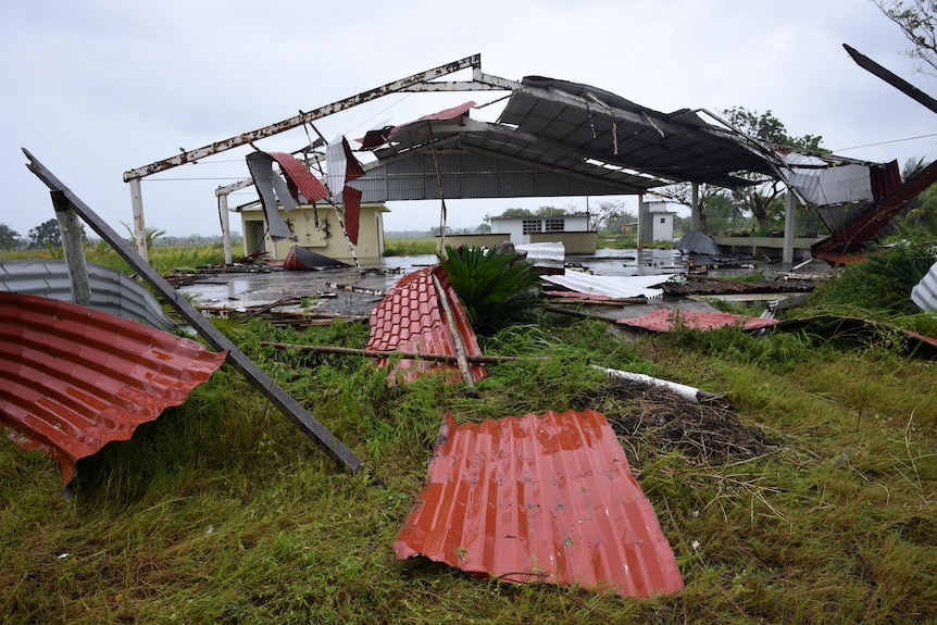 飓风格蕾丝袭击后，一座受损的建筑物被看到空转