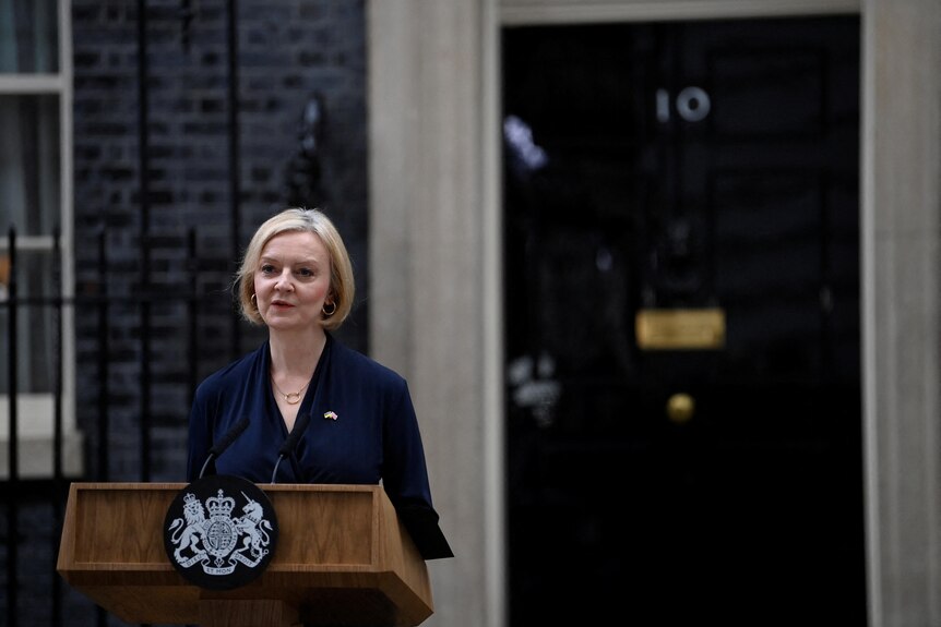 Le Premier ministre britannique Liz Truss annonce sa démission, devant le numéro 10 Downing Street.