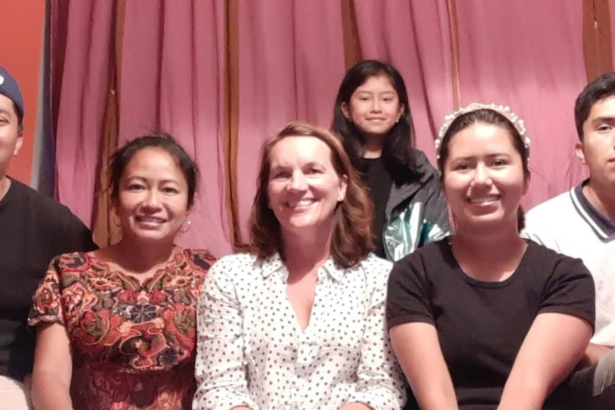 Sue Ann Muller and her Guatemalan host family smile for a photo.