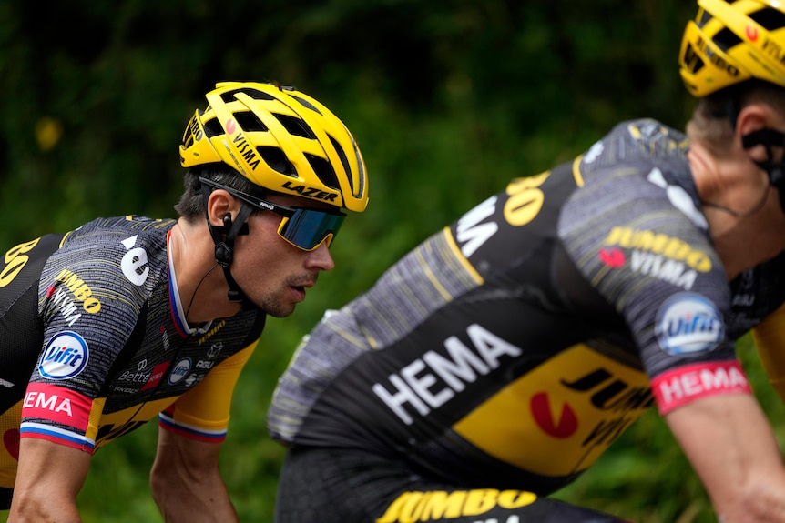 Le Slovène Primoz Roglic roule avec le peloton lors de la septième étape du Tour de France