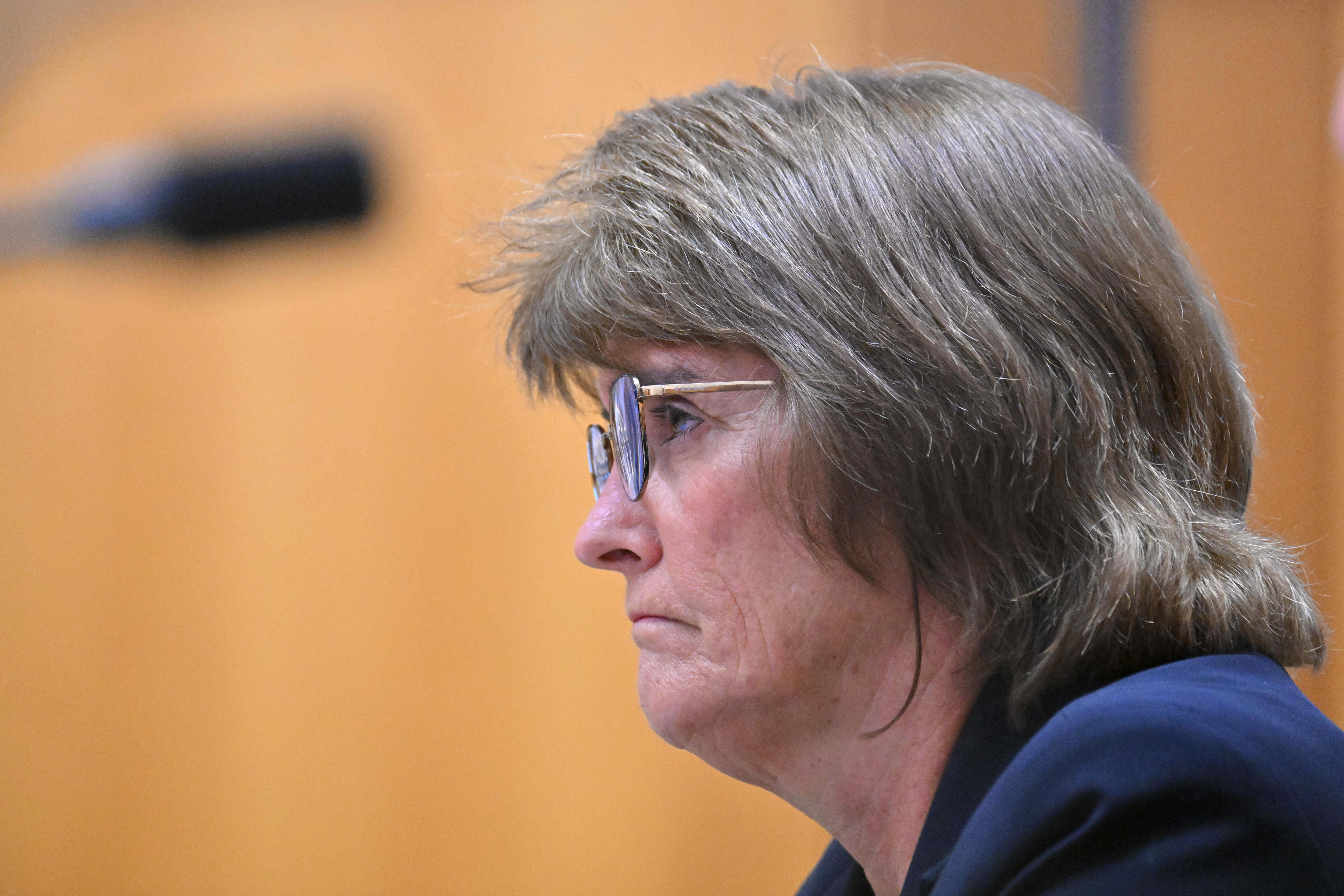 A governadora do RBA, Michele Bullock, olha seriamente durante uma audiência de estimativa do Senado