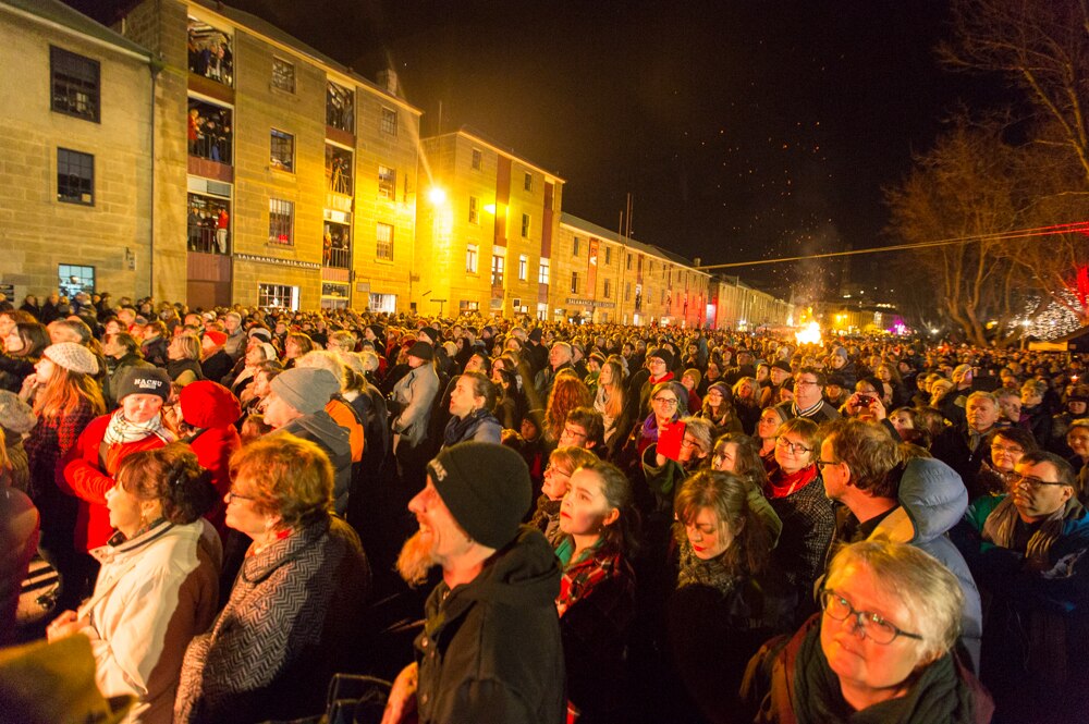 Thousands huddle around bonfire for Hobart's Festival of Voices ABC News