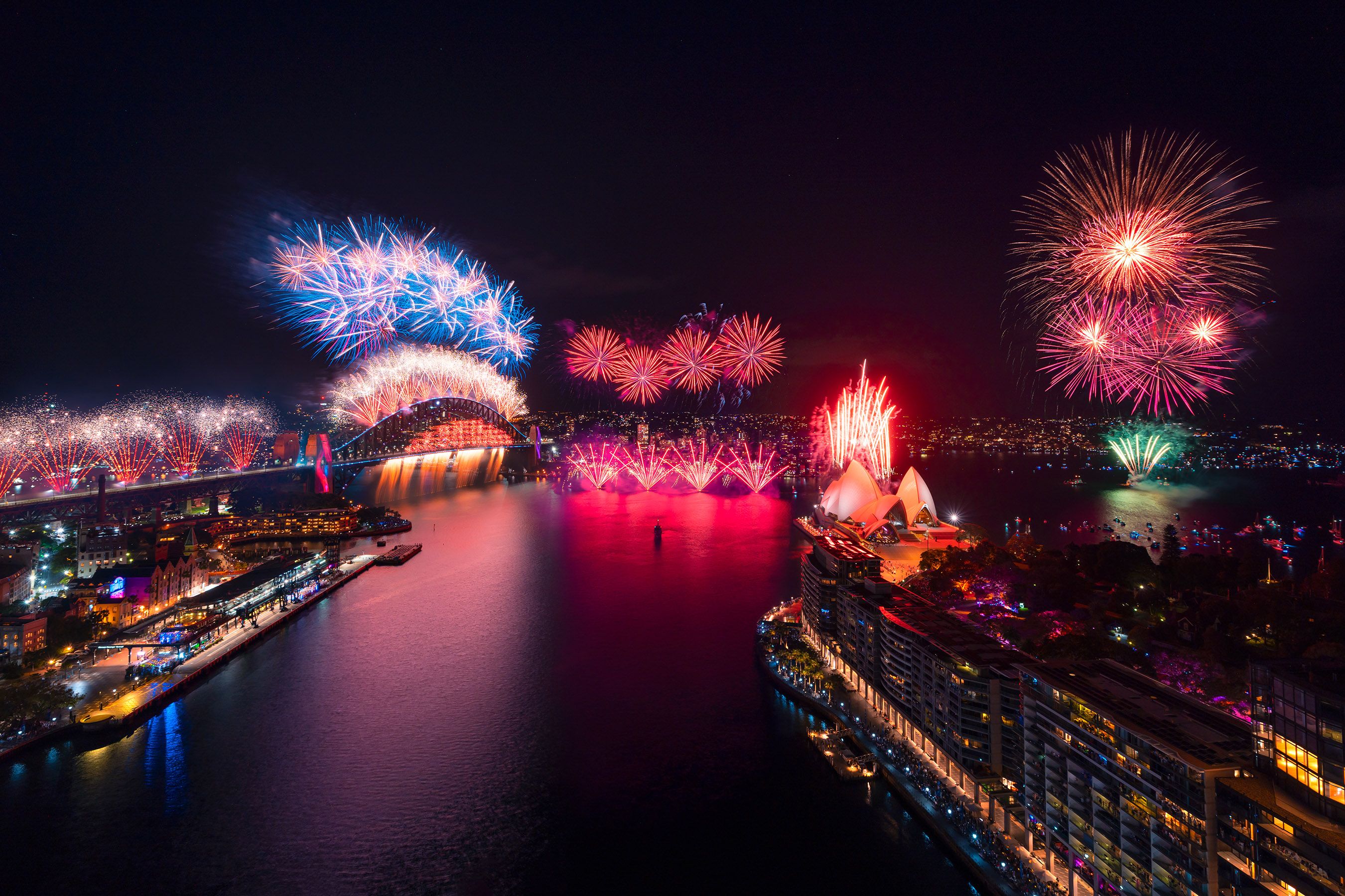 Lots of colourful fireworks on NYE in Sydney