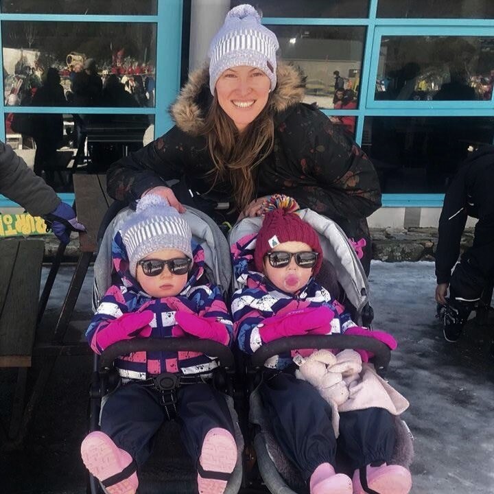 Kerrie Edwards con sus hijas en una estación de esquí.