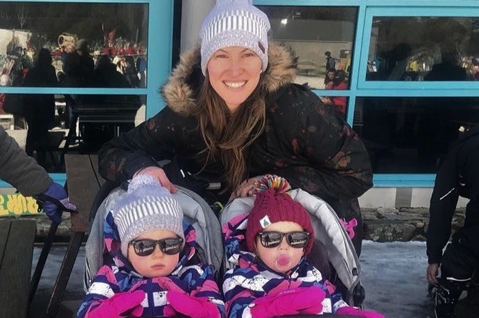 Kerrie Edwards met haar dochters in een skioord.