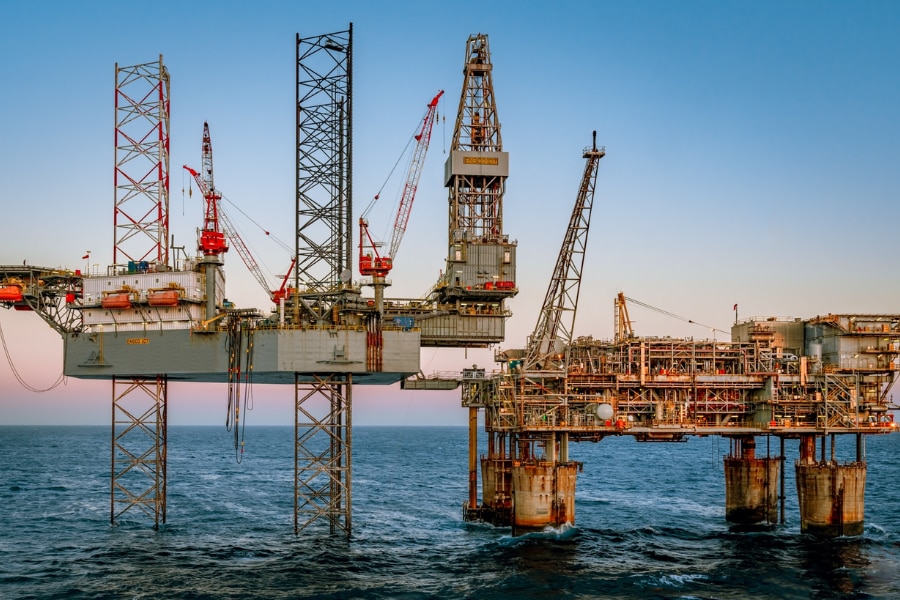 Hay una plataforma de petróleo y gas en el océano. 