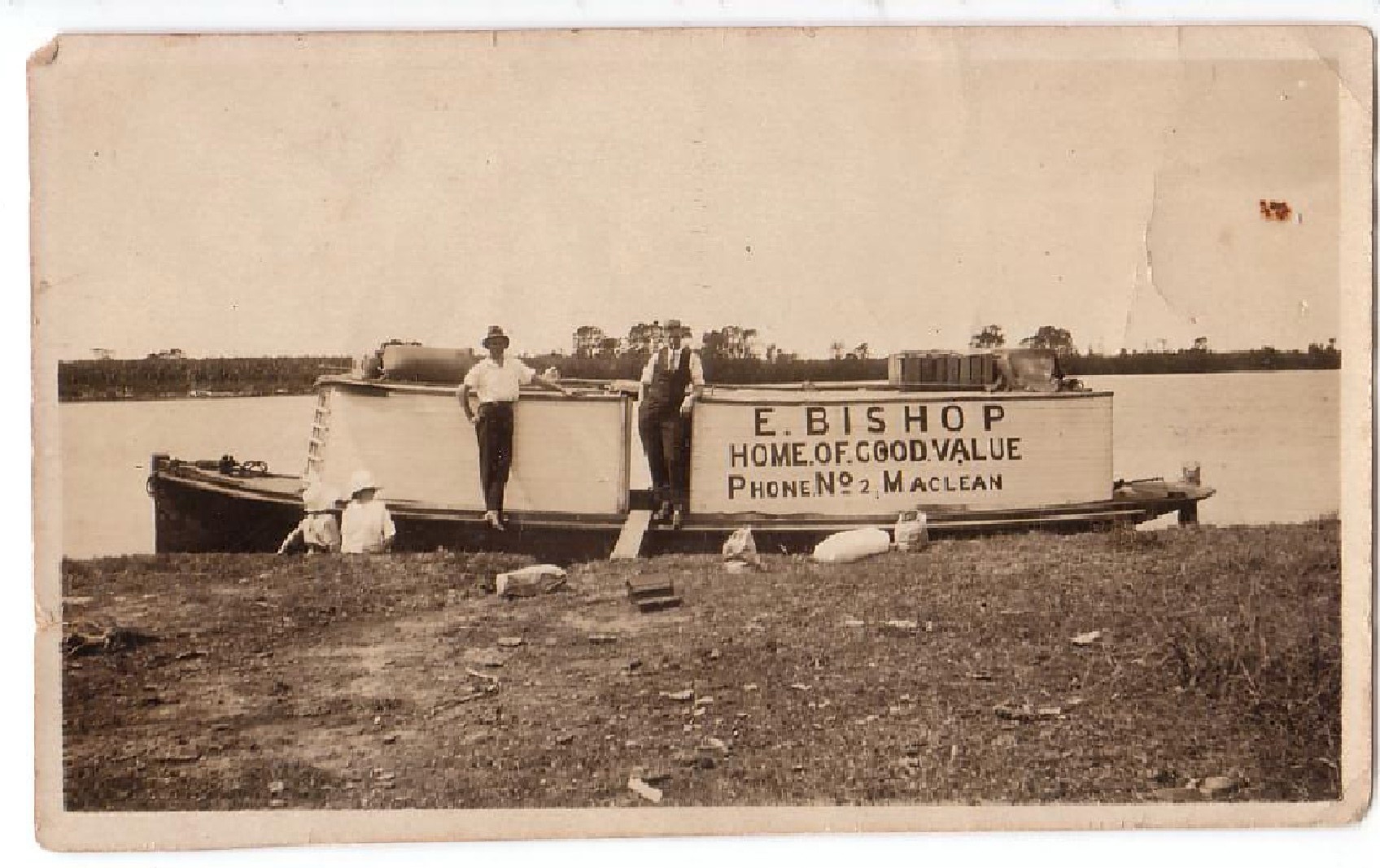 Fotografia em preto e branco de um barco de abastecimento fluvial.