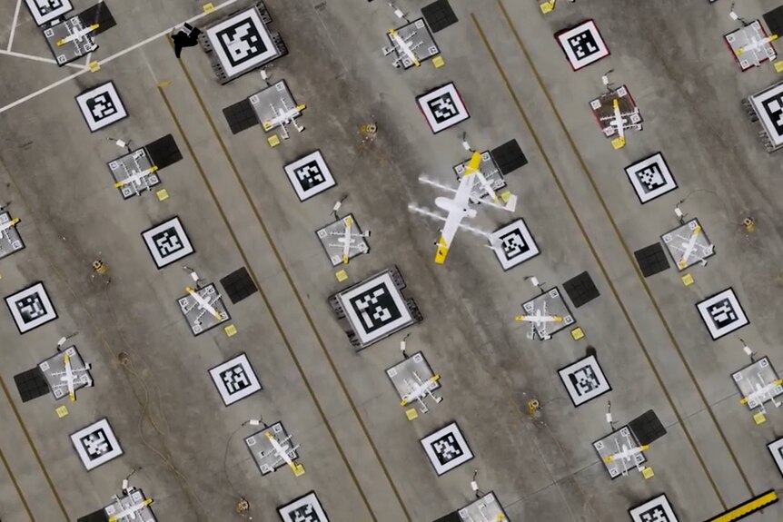 Una azotea cubierta de pistas de aterrizaje para drones.